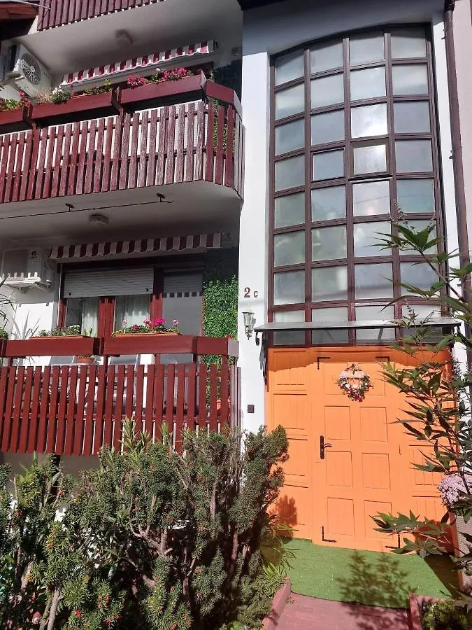 Gazde/Camere de închiriat Summer House Emeleti Szoba Debreţin